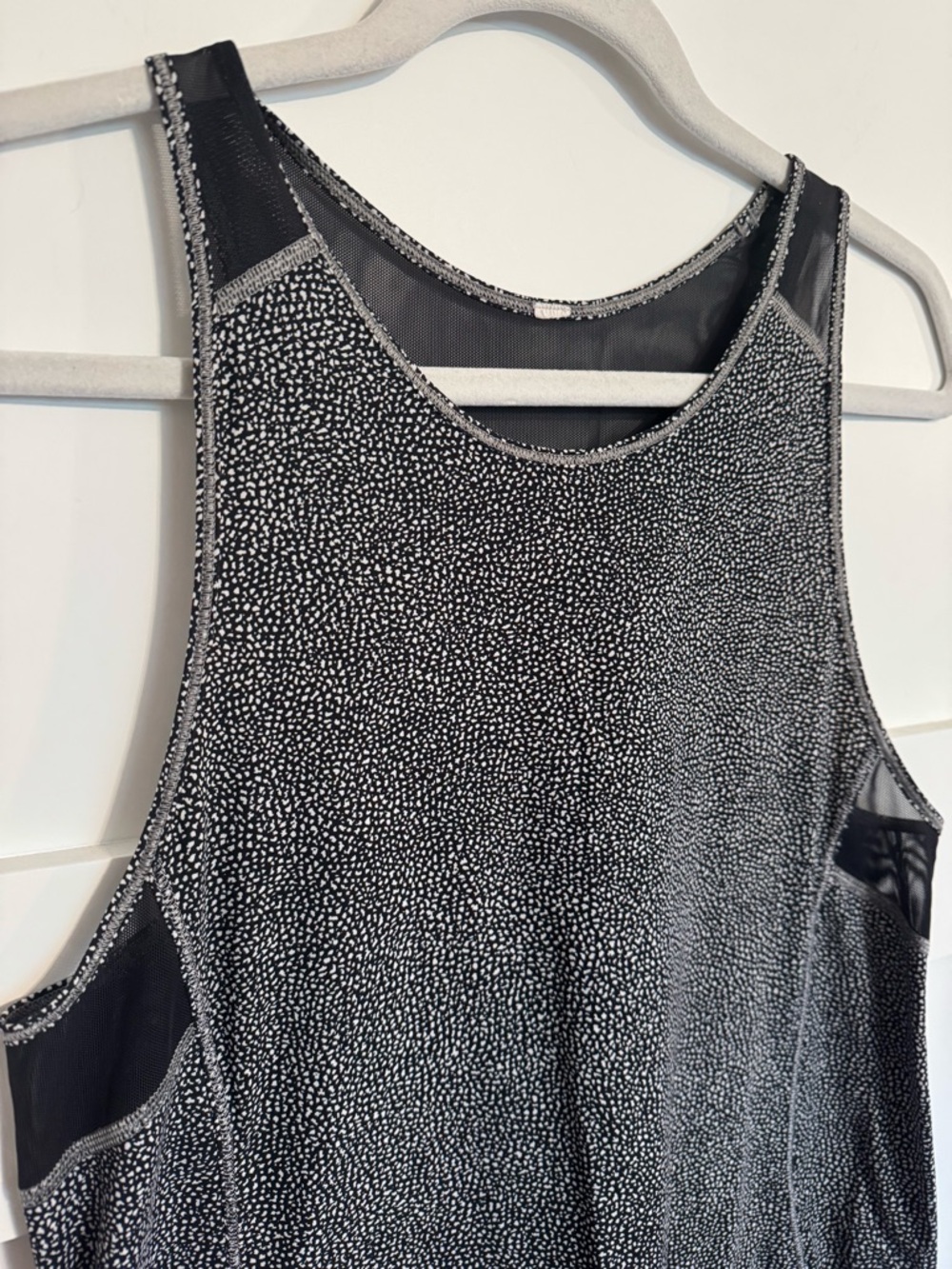 Lululemon Sculpt Tank II
Chakra Print Alpine White and black - size 4/6